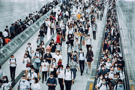 Crowd-of-busy-commuters-with-protective-face-mask-walking-through-platforms-at-subway-station-during-office-peak-hours-in-the-city_Gettyimagesd3sign