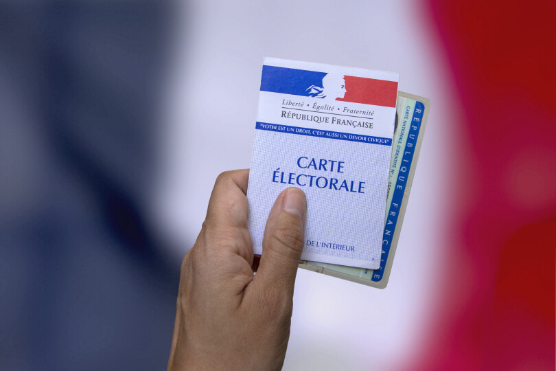 voter-avec-sa-carte-electorale-et-sa-carte-didentite_Gettyimageslaurence-soulez