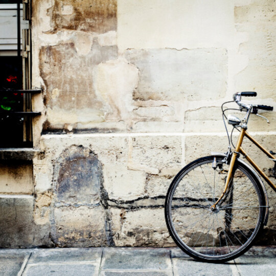 Bicycle-Ile-St-Louis-Paris_GettyimagesImage-Natasha-Maiolo