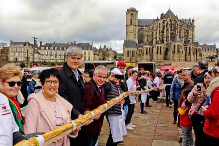 Record-du-monde-du-plus-gros-sandwich-de-rillettes-Le-Mans_GettyimagesMichel-GILE-Contributeur-1
