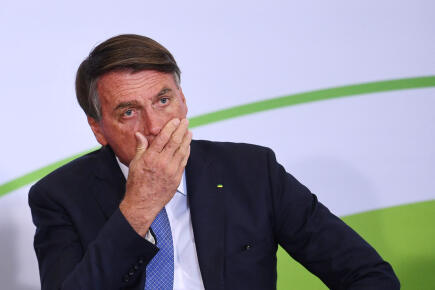 Brazilian President Jair Bolsonaro gestures during the announcement of the hiring of professionals for the Doctors for Brazil Program at Planalto Palace in Brasilia, on April 18, 2022. - Brazil announced on April 17, 2022, it will "in the coming days" lift public health emergency measures in place for over two years, citing a drop in the number of deaths and infections. More than 660,000 people died of the virus in Brazil, one of the hardest-hit countries second only to the United States. (Photo by EVARISTO SA / AFP)