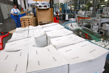 des bulletins de vote portant le nom de Jean-Marie Le Pen sont empilés lors d'une phase de leur fabrication, le 23 avril 2002 dans une unité de l'Imprimerie nationale à Bondoufle, en préparation du deuxième tour de l'élection présidentielle, prévu le 05 mai. AFPP PHOTO JACQUES DEMARTHON (Photo by JACQUES DEMARTHON / AFP)