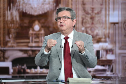 French leftist party La France Insoumise (LFI) presidential candidate Jean-Luc Melenchon speaks as he takes part in the show "10 Minutes pour Convaincre" (10 Minutes to Convince) on French TV channel TF1 in Boulogne-Billancourt, outside Paris, on April 7, 2022. - French voters head to the polls on April 10 and 24 for a two-round pesidential election. (Photo by STEPHANE DE SAKUTIN / AFP)