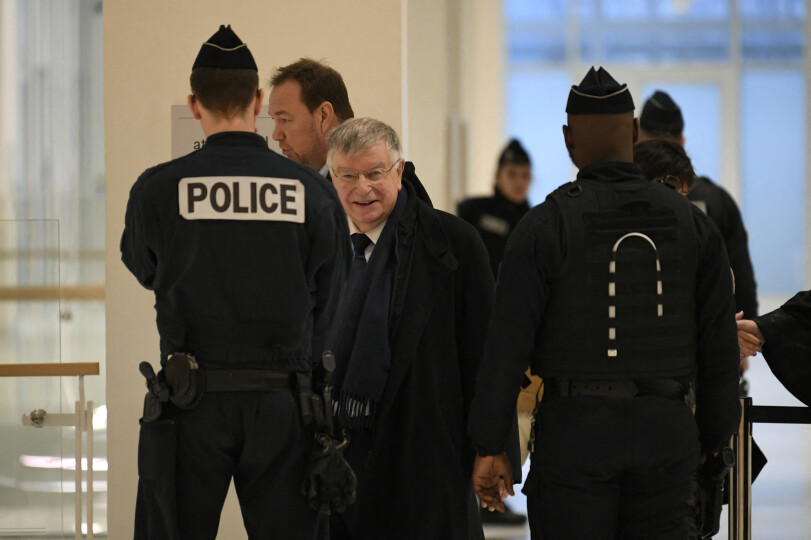 Former France Telecom CEO Didier Lombard (C) arrives at Paris Courthouse on December 20, 2019 for the ruling in France Telecom trial over series of suicides. - Paris' court gives its judgment on December 20, 2019 in the trial of several former members of France Telecom's management for "moral harassment". (Photo by Lionel BONAVENTURE / AFP)