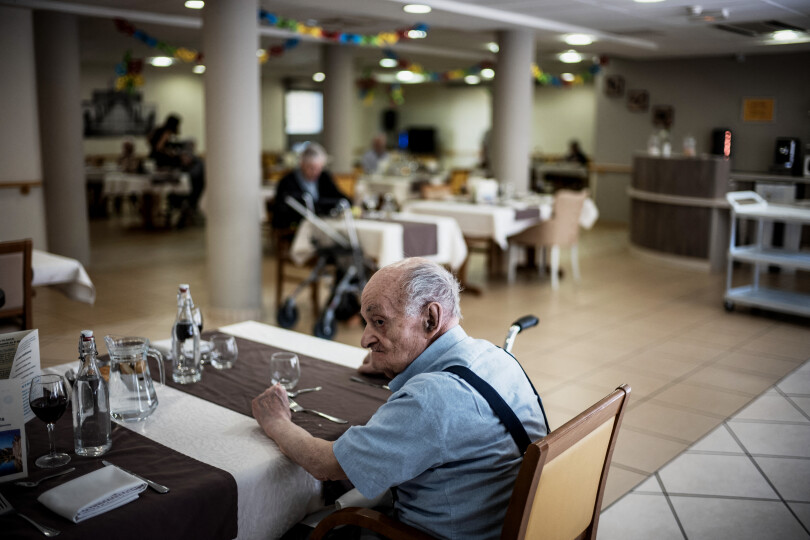 A resident of the Korian EHPAD, an accommodation facility for dependent elderly people, waits to be served for lunch at a table in the dinning room of the retired house's restaurant, which is certified by the well known food guide Gault et Millau, on May 25, 2018 in Roanne. (Photo by JEFF PACHOUD / AFP) / RESTRICTED TO EDITORIAL USE - TO ILLUSTRATE THE EVENT AS SPECIFIED IN THE CAPTION