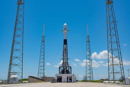 This handout photo released by SpaceX on May 16, 2019 shows Falcon 9 ready for the second launch tentative of 60 Starlink satellites from Space Launch Complex 40 at Cape Canaveral Air Force Station in Cape Canaveral, Florida. - SpaceX postponed a launch of 60 satellites into low-Earth orbit that was scheduled for Thursday night May 16, 2019, possibly until next week, citing a need for software updates. (Photo by Handout / SPACEX / AFP) / RESTRICTED TO EDITORIAL USE - MANDATORY CREDIT "AFP PHOTO / SPACEX " - NO MARKETING NO ADVERTISING CAMPAIGNS - DISTRIBUTED AS A SERVICE TO CLIENTS