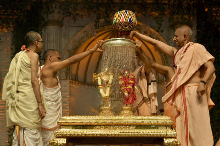 Hindu priests bathe the idols of Hindu Gods Krishna (L) and his consort Radha with sacred water during 'Abhisheka', sacred anointing ritual, held as part of Krishna Janmashtami celebrations at the International Society of Krishna Consciousness (ISKCON) Temple in Bangalore on August 11, 2020. (Photo by Manjunath Kiran / AFP)