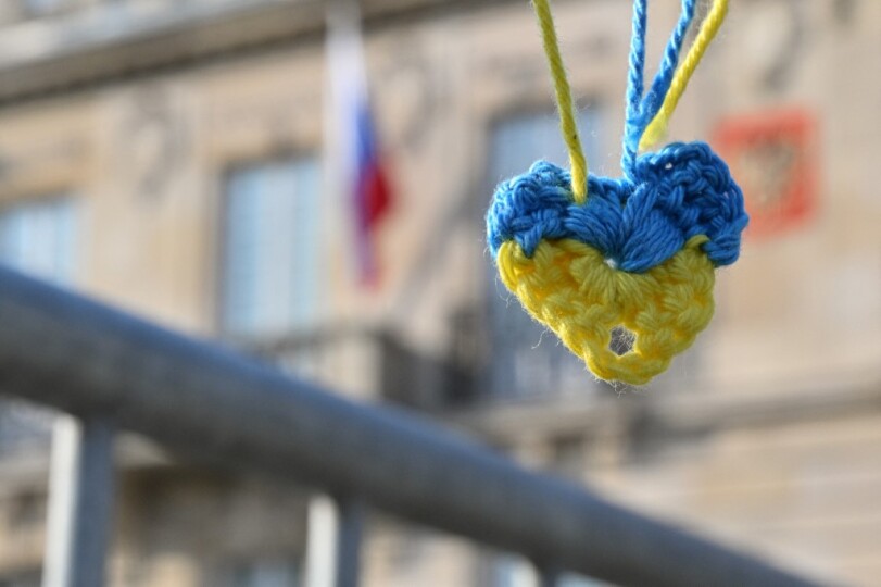 Coeur tissé aux couleurs de l'Ukraine © SEBASTIEN BOZON / AFP