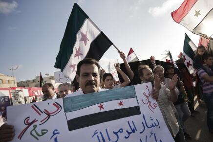 Des-manifestants-syriens-soutenant-la-Revolution-syrienne-depuis-la-Lybie-le-10-juin-2011-La-Lettre-de-la-disparition-Radio-Nova-_Luigi-Guercia-Gianluigi-guericiaAFP.jpg
