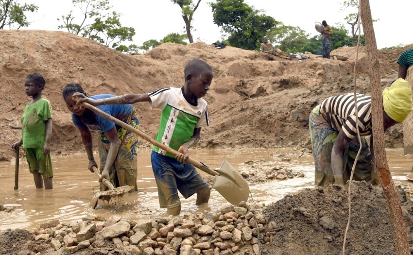 Enfants travaillant dans un champ de mines d'or dans le village de Gam en Centrafrique © ISSOUF SANOGO / AFP