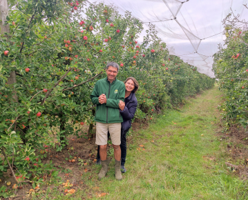 Luc et Isabelle font de la cueillette © Radio Nova