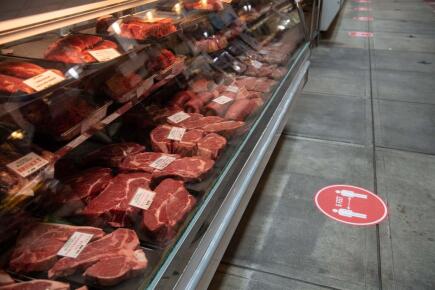 Viandes-en-rayon-dans-un-supermarche-Ailleurs-dans-le-monde-Radio-Nova-_NICHOLAS-KAMM-AFP