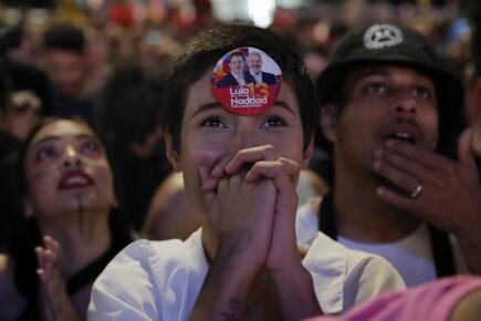 Des-Bresiliens-attendant-le-resultat-du-premier-tour-_CAIO-GUATELLI-AFP