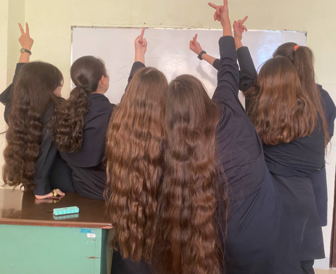 Des écolières iraniennes détanchant leurs cheveux