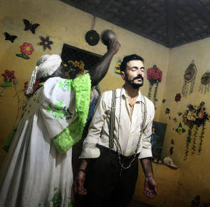 Vincent Moon, entraînés en pleine cérémonie zâr au Caire © priscilla telmon