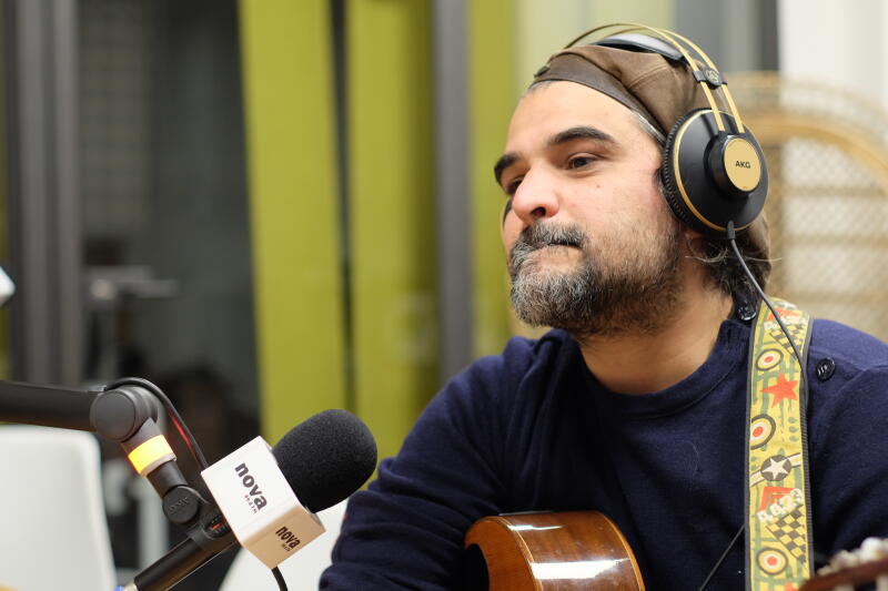 Sadoo artiste voyageur, pose ses bagages dans Super Nova.