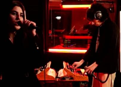 Quasi Qui en live dans « Chambre Noire ».