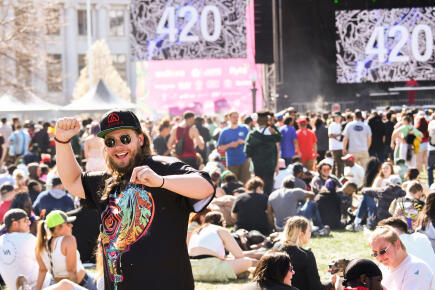 People smoke and dance during the Mile High 420 Festival in Denver, Colorado, on April 20, 2022, known by some as 'Weed Day'. © PATRICK T. FALLON / AFP
