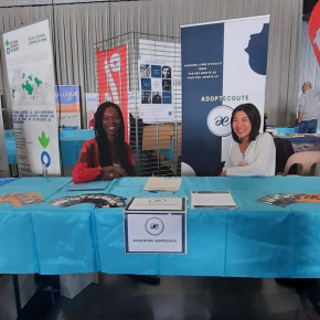 Franca Potier et Joohee Bourgain de l'association AdoptEcoute au Forum des associations de Lille en octobre 2022 © Dauphine Maureau