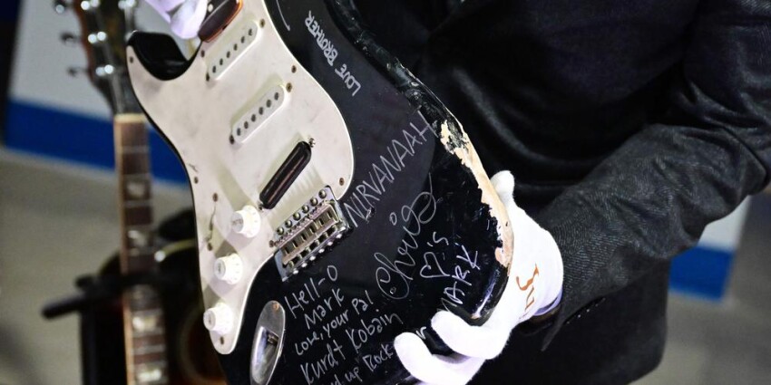 Une guitare brisée par Kurt Cobain vendue aux enchères à 600 000 $
