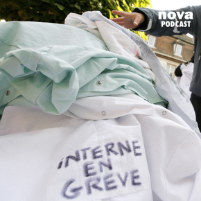 Des internes en médecine déposent leurs blouses blanches sur un cercueil factice symbolisant la Sécurité Sociale, le 22 octobre 2007 devant la Mairie de Lingolsheim, pour protester contre le rétablissement, le 17 octobre dernier à l'Assemblée nationale de deux articles du projet de loi restreignant la liberté d'installation des médecins libéraux. AFP PHOTO OLIVIER MORIN (Photo by OLIVIER MORIN / AFP)