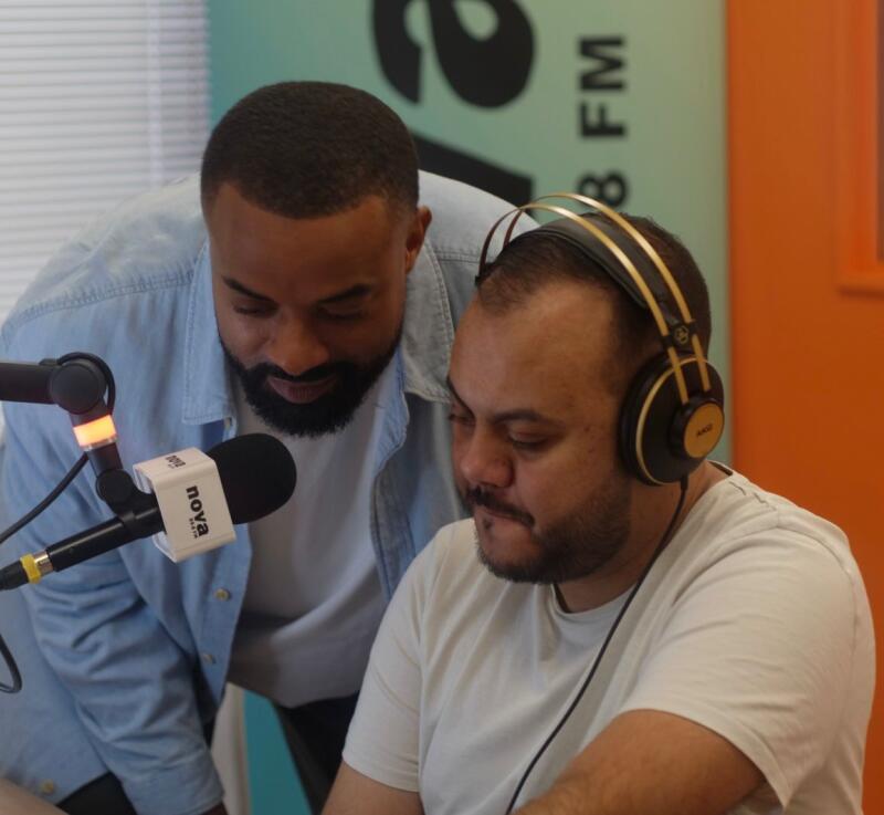 Coach Rman file un coup de main à son pote Abdel