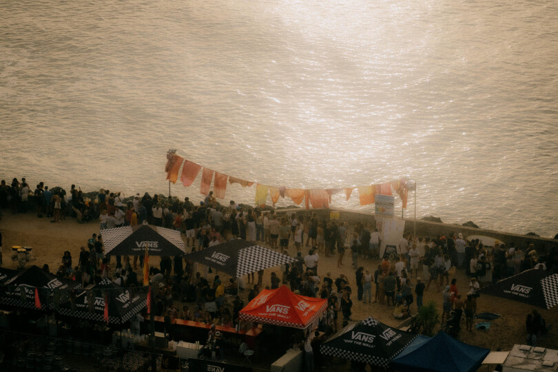 Sur la planche, sur la vague, le Queen Classic Surf Festival fait sensations