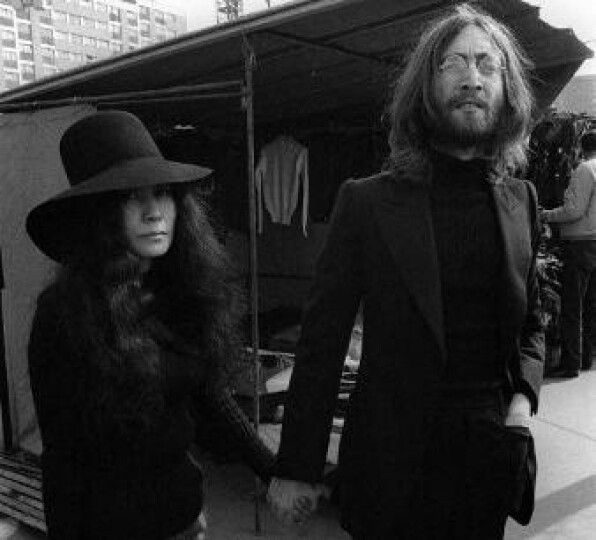 Photo : Yoko Ono et John Lennon à Paris en 1969 / MYCHELE DANIAU / AFP