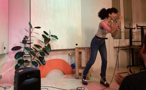 Emilie Simonnet lors d'un show du Greenwashing Comedy Club, à l'Académie du Climat