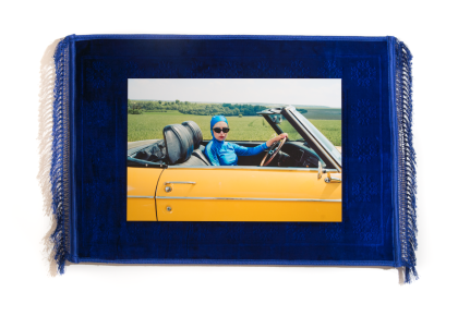 Ismaël Bazri, Dans l'eau de Nice, Plaisir, 2021 Photographie argentique installée sur tapis 80 x 120 cm