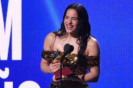 Latin Grammys Awards - Rosalia et son trophée pour l'album de l'année en 2022 - VALERIE MACON / AFP