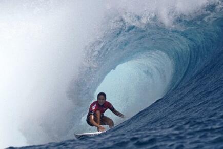 Image d'illustration : La française Vahine Fierro pendant les échauffement semi-finaux de la Word Surf League, événement test avant les JO 2024, à Teahupo'o (Tahiti), le 16 août 2023 / Jerome Brouillet / AFP