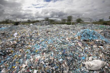 Image : Un tas de déchets plastiques récupérés notamment dans des canaux fluviaux et des décharges, entreposés dans la cour d'une usine de recyclage et de réutilisation à Athi River, dans le comté de Machakos, le 13 novembre 2023 / Tony KARUMBA / AFP