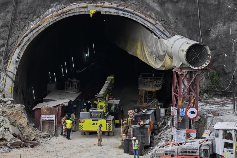 Le personnel de secours devant le tunnel, ce mardi 28 novembre 2023 / Sajjad HUSSAIN / AFP