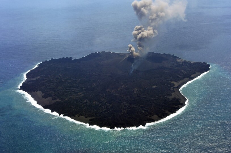 Image : l'île de Nishinoshima, en 2015 / Garde côte japonais / AFP PHOTO