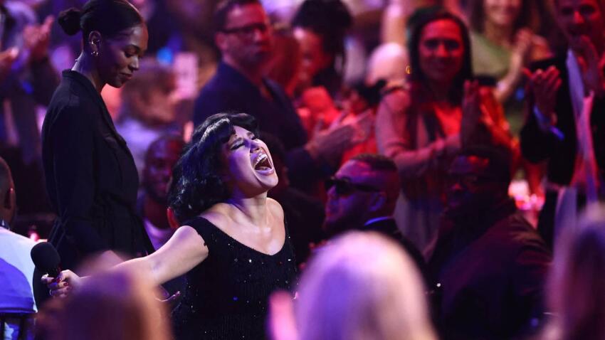 Raye lors des Brit Awards © AFP Forum/HENRY NICHOLLS