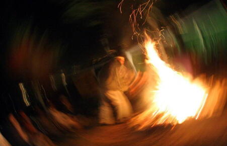 Un chamane alimentant un "feu sacré" © RODRIGO BUENDIA / AFP