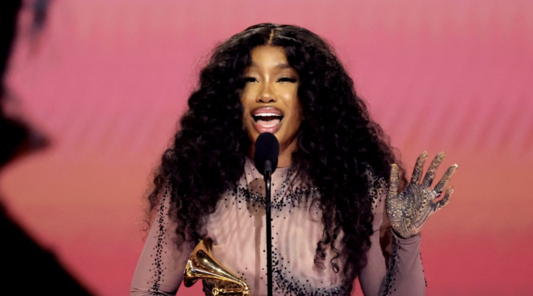 SZA lors de la cérémonie des Grammys, en février dernier / KEVIN WINTER / GETTY IMAGES NORTH AMERICA / Getty Images via AFP