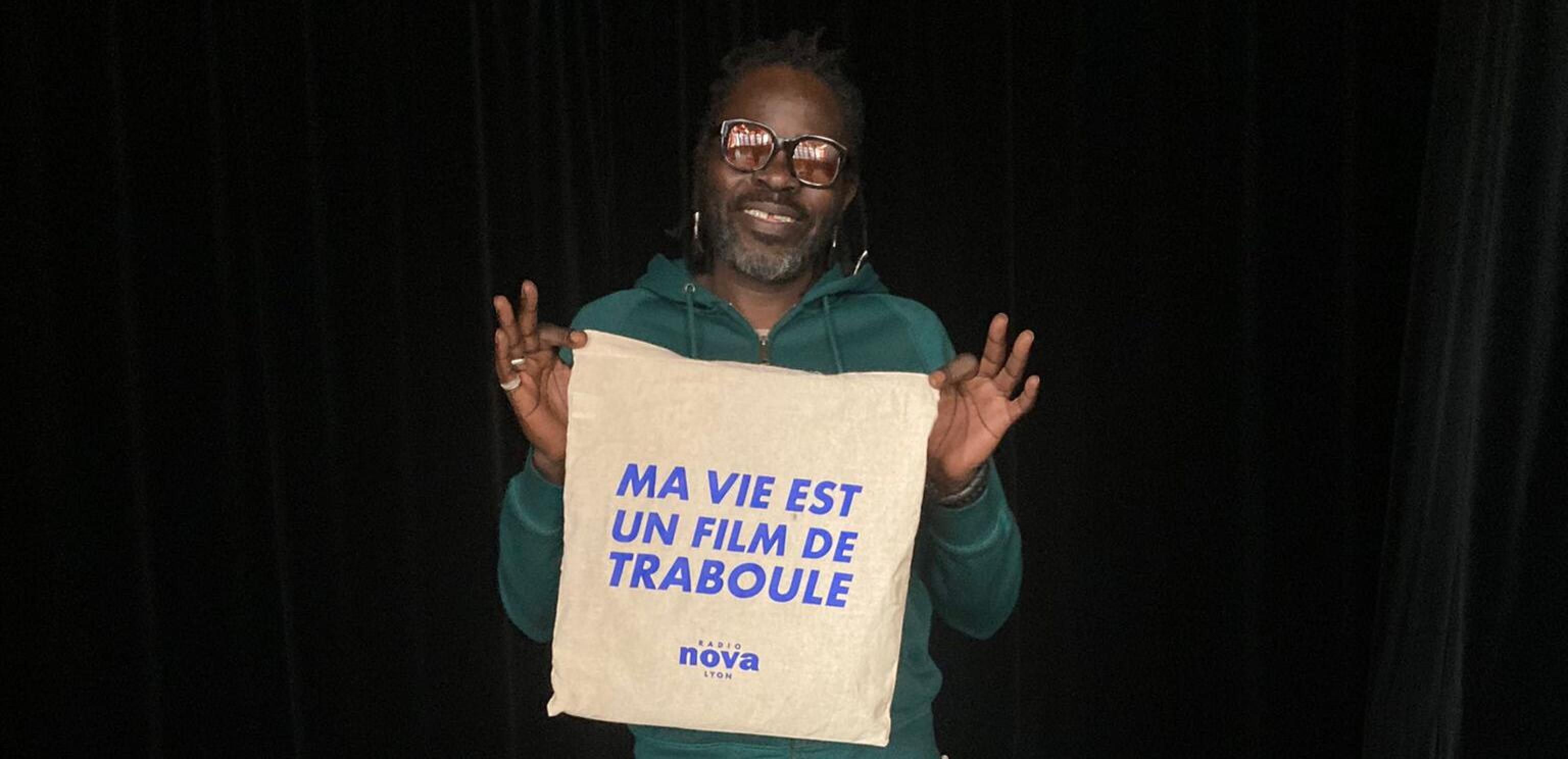 Féfé se pose en Hélicoptère au Marché Gare