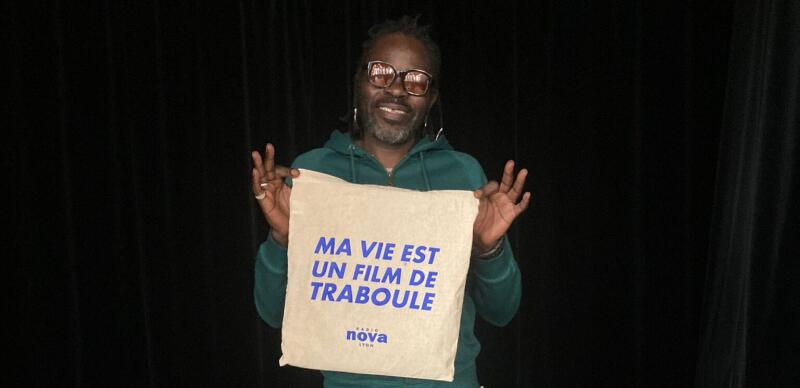 Féfé se pose en Hélicoptère au Marché Gare