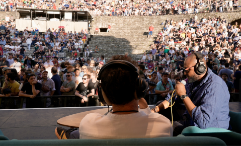 Le directeur artistique de Jazz à Vienne, Guillaume Anger, au micro de Radio Nova © Élodie Rassel