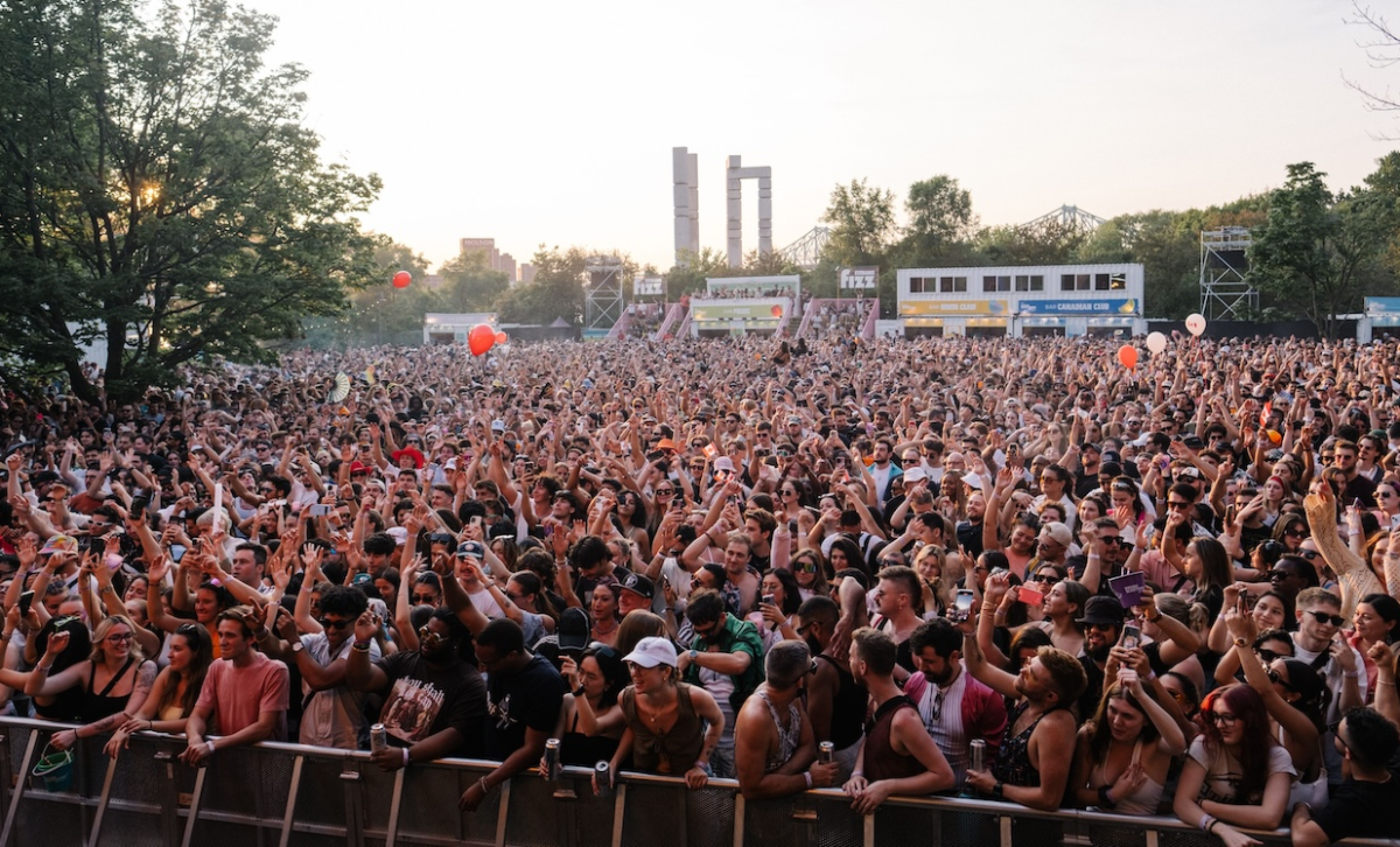 Un tour au festival « Piknic Électronik » 2025, à Montréal