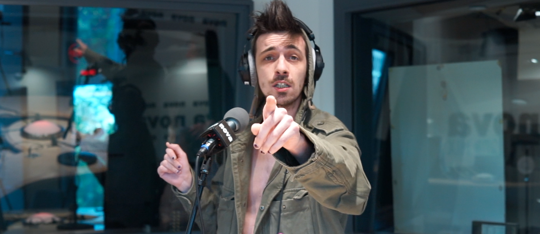 En images : Martin Dust porte un Toast aux survivalistes des coups d’États