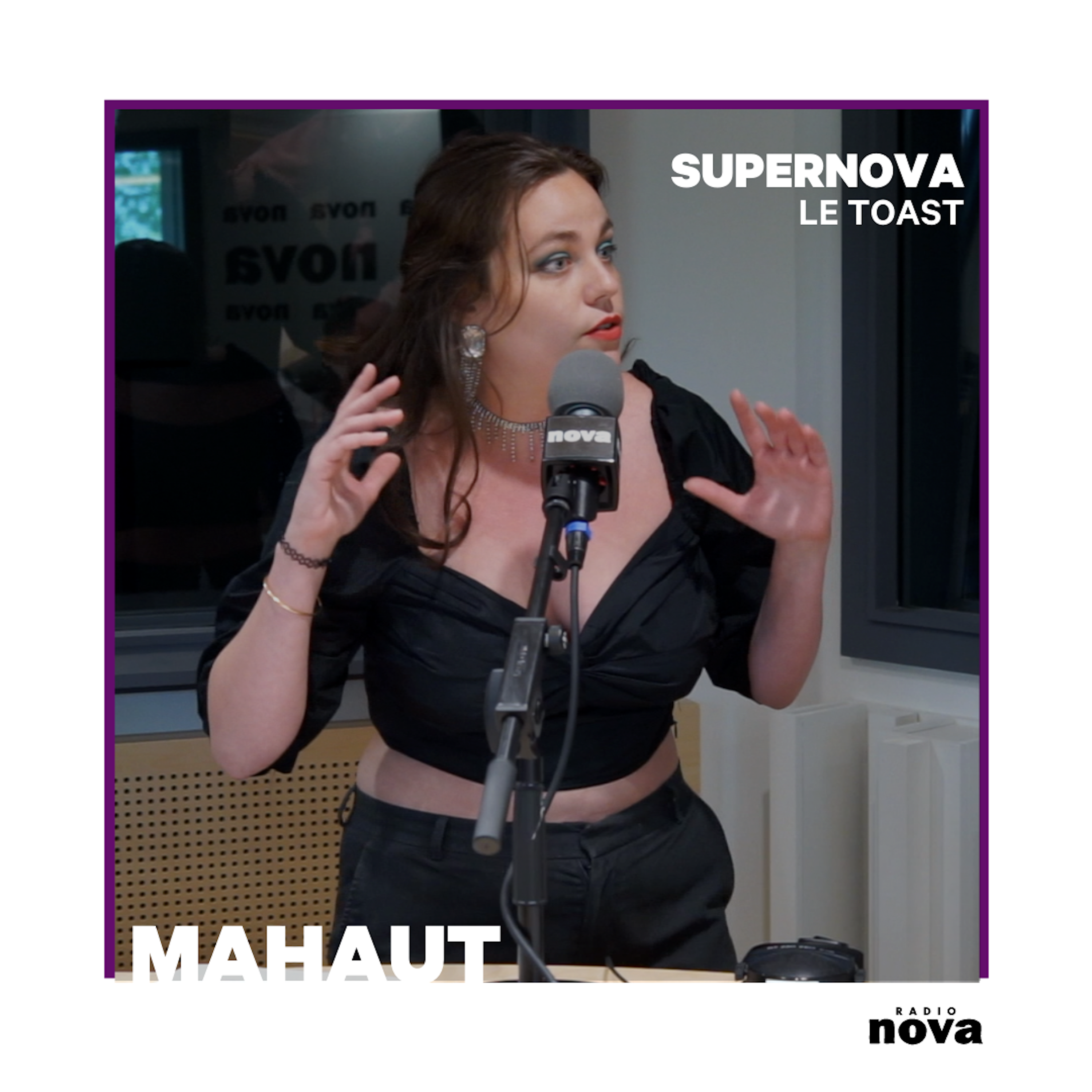 Mahaut porte un Toast… aux seins