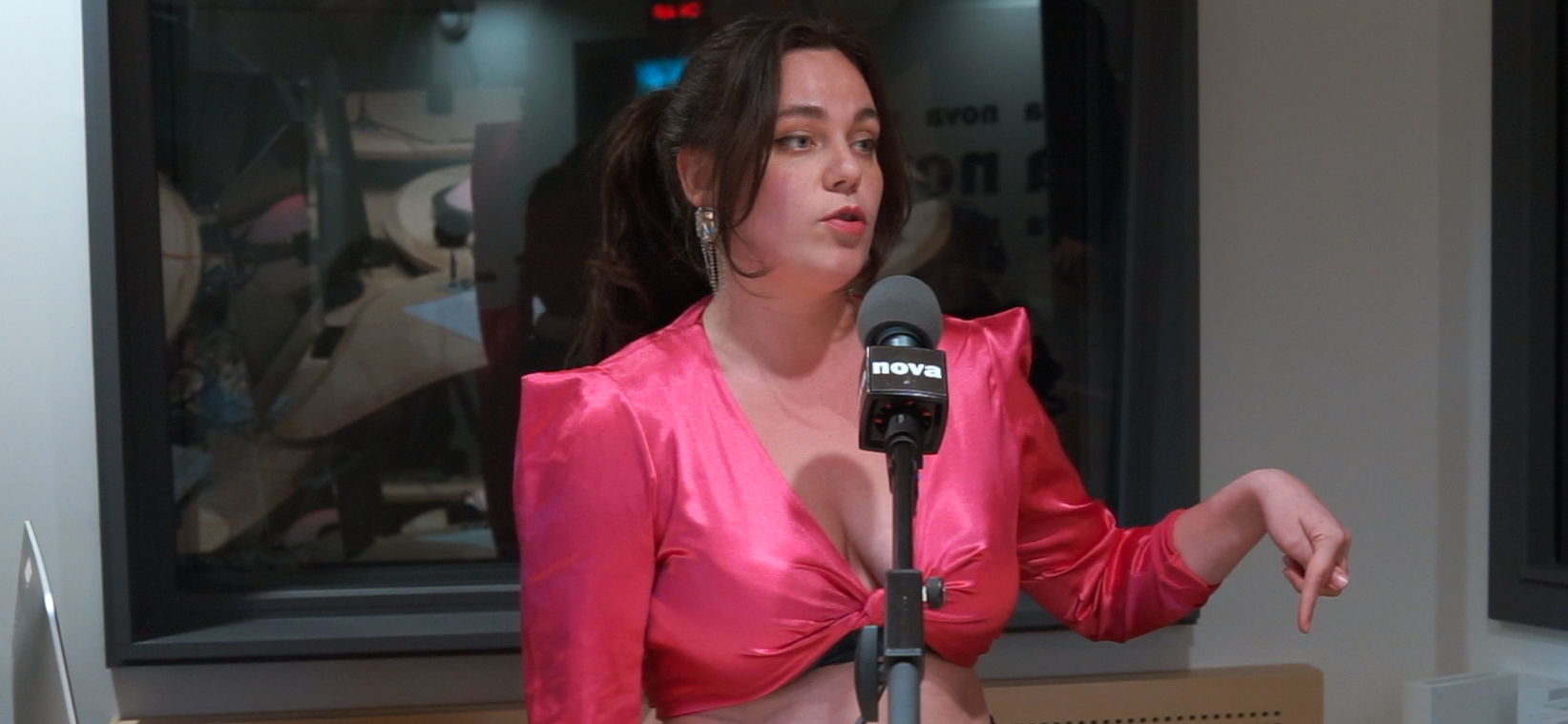 En images Mahaut porte un Toast… aux tampons Radio Nova