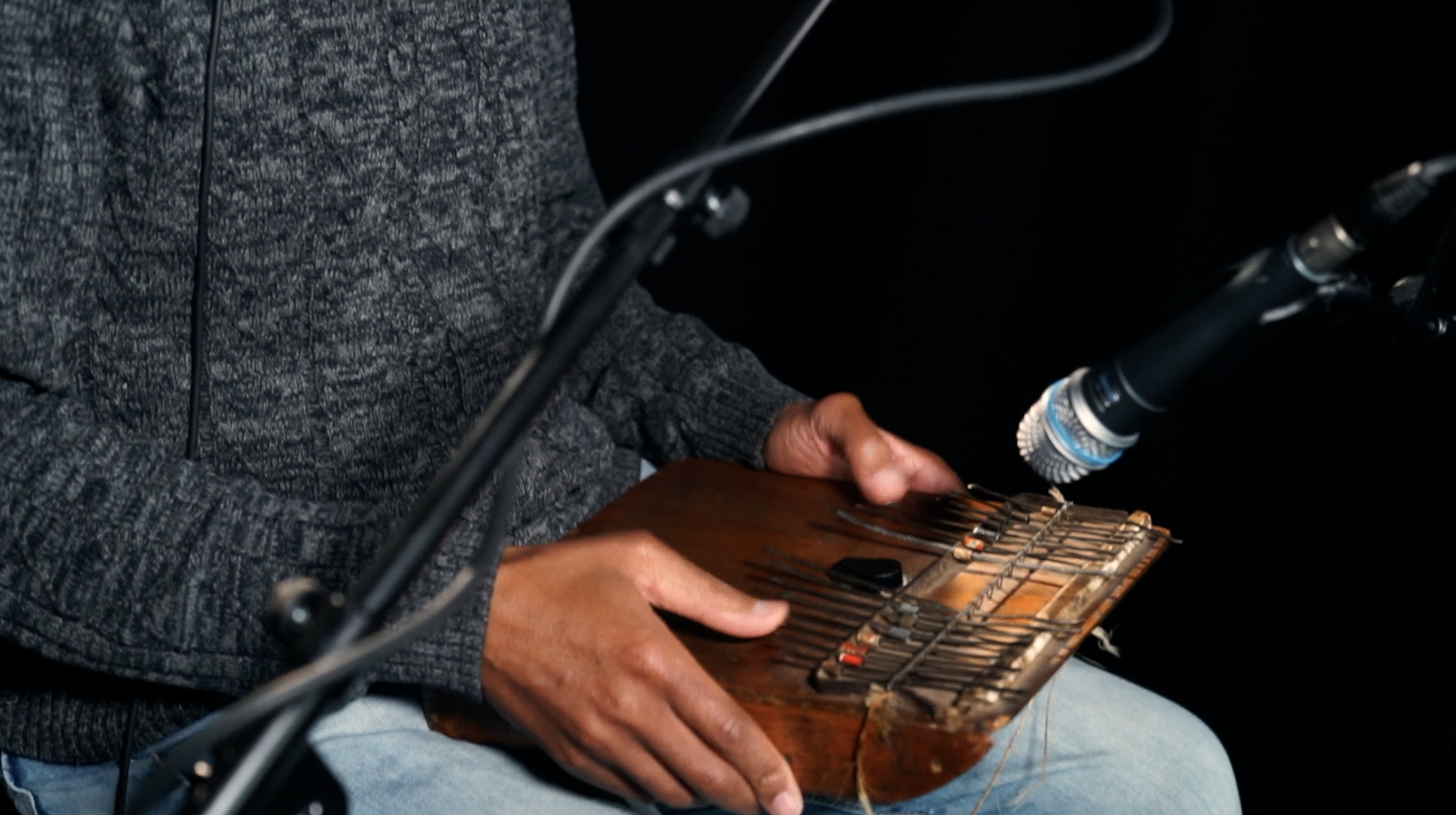 En images : Patrick Bebey interprète « Essokam » de Francis Bebey en Live à la Sanza