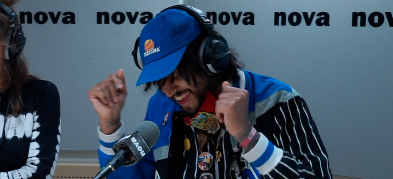 En images : Gystere porte un Toast à la fête en chuchotant