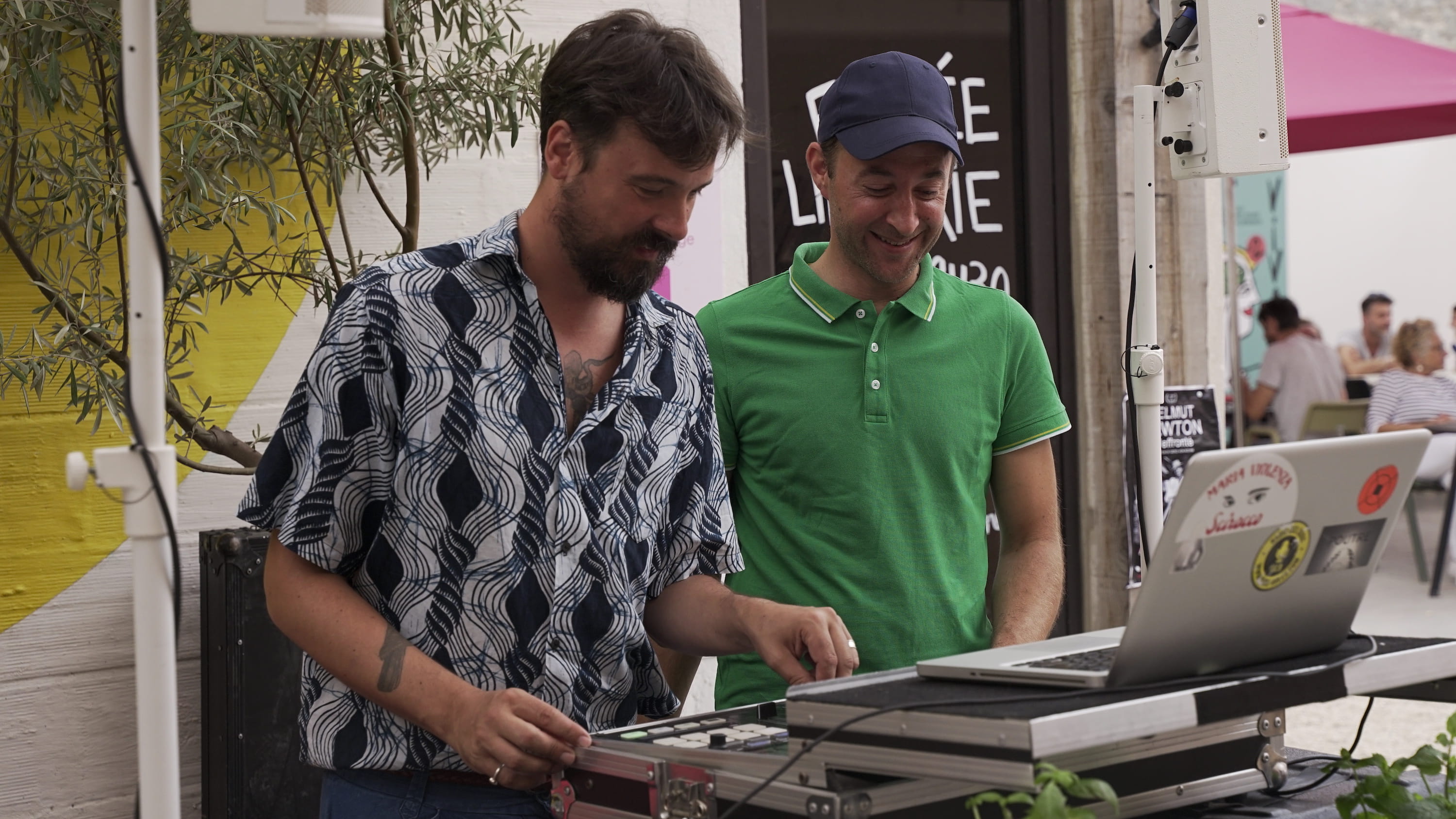 La Grande Tournée #12 : une croisière, un cargo, des photos, la barbe de Sébastien Tellier et Puta! Puta!