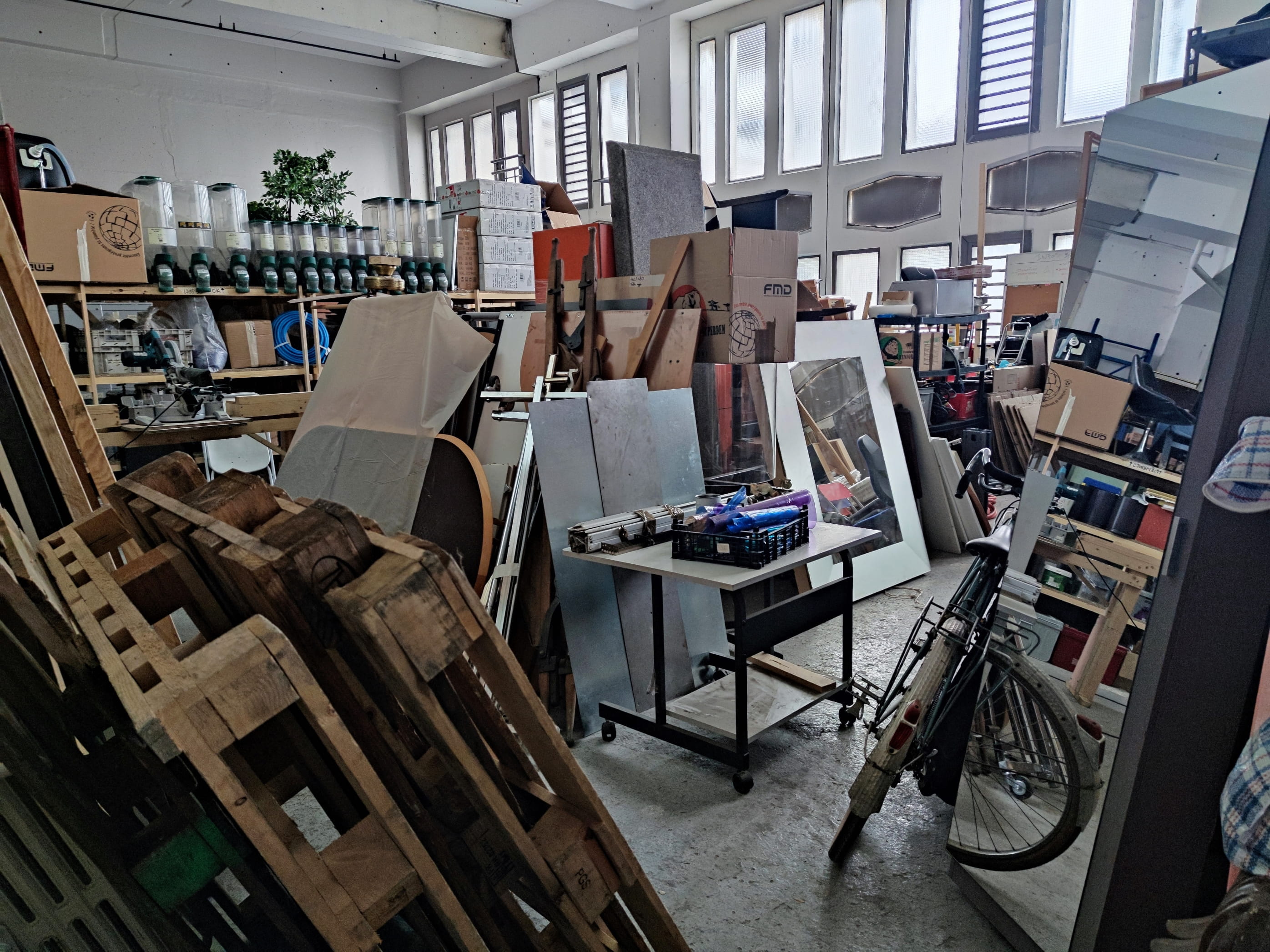 La ressourcerie du cinéma sauve les décors - Radio Nova