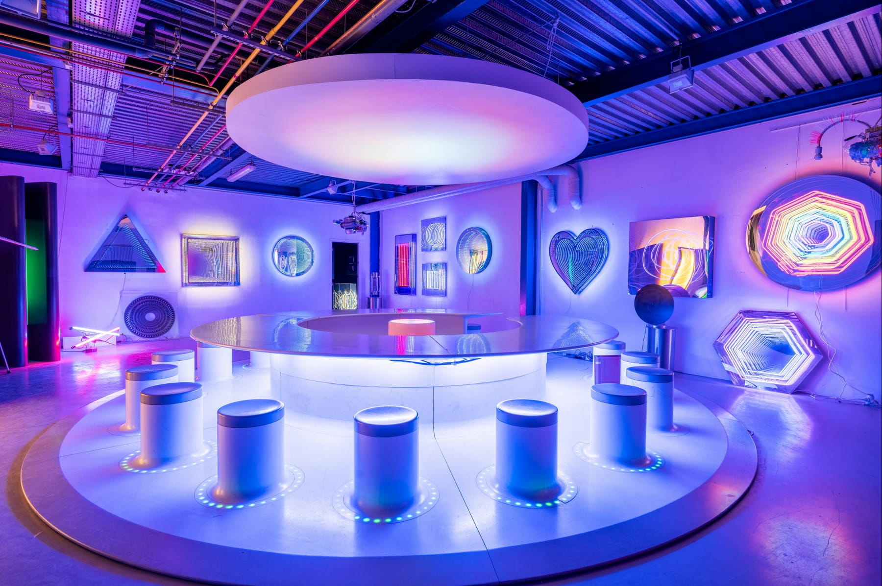 Dans la Fondation Cherqui, entre néons, miroirs et ballons